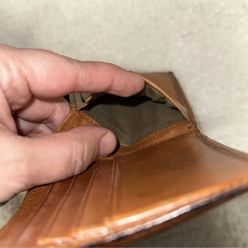 GUESS Tan Camel Brown Genuine Leather Billfold Bifold Wallet